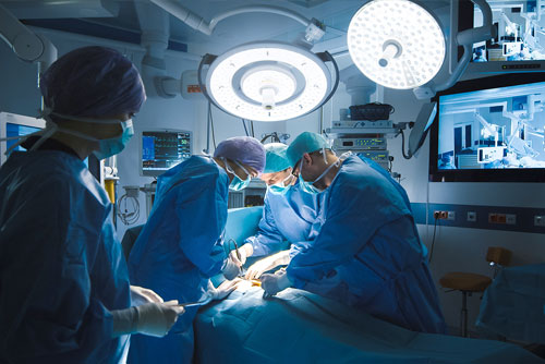 Operationssaal mit Ärzteteam bei endoprothetischer Operation